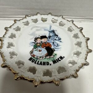 Souvenir plate from Holland Michigan‎ in good condition. 1960's or 1970's